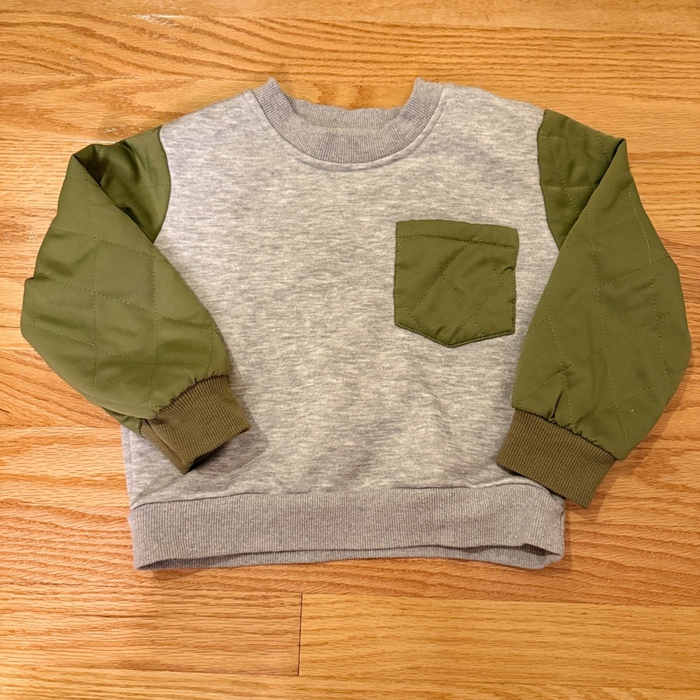 SHEIN Light Gray Sweatshirt with Green Quilted Sleeves